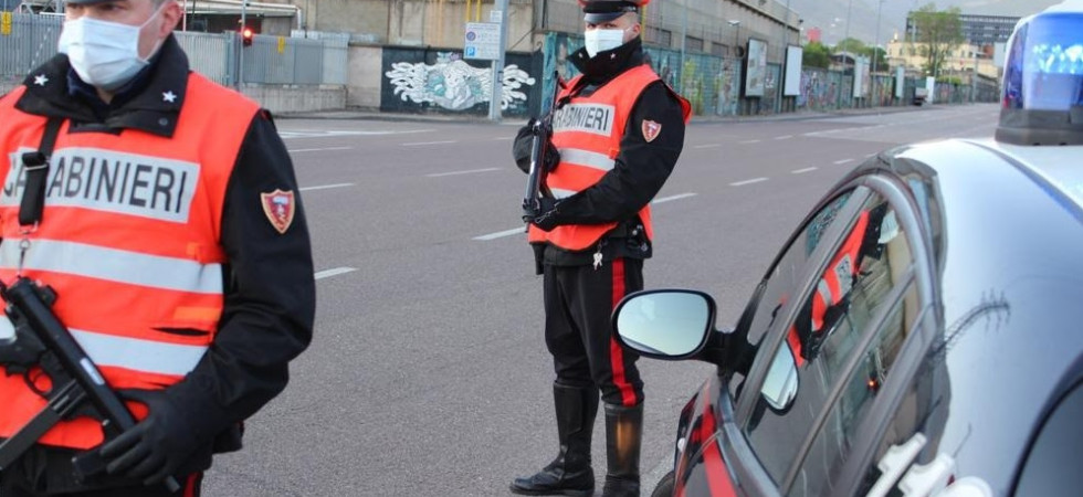 Coronavirus, fanno 'Happy hour' fuori da due bar